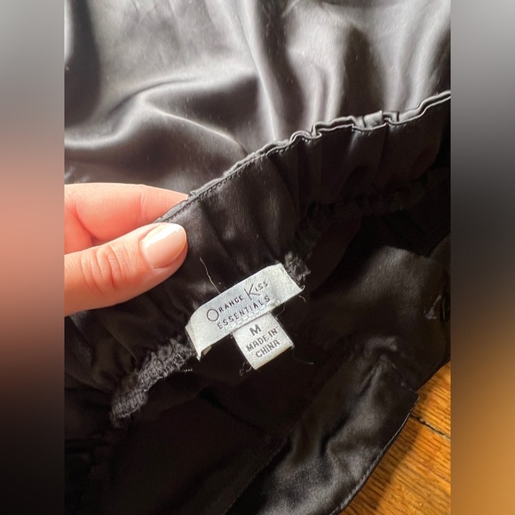 Women’s Medium Black Silky Cargo Pants - Picture 6 of 8